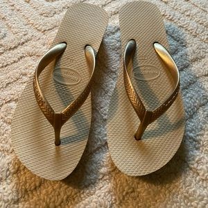 Havanianas flip flop creme and gold great for the summer shorts beach